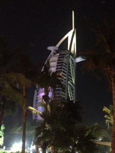 Burj al Arab, ψηφίζεται ως το καλύτερο ξενοδοχείο του κόσμου, έχει top chef σε ψαρικά και δίνει δυνατότητες όπως προσωπικός σοφέρ σε rolls-royce