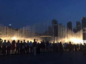 Dubai Mall by night, συγχρονισμένα σιντριβάνια κάνουν χορευτικό